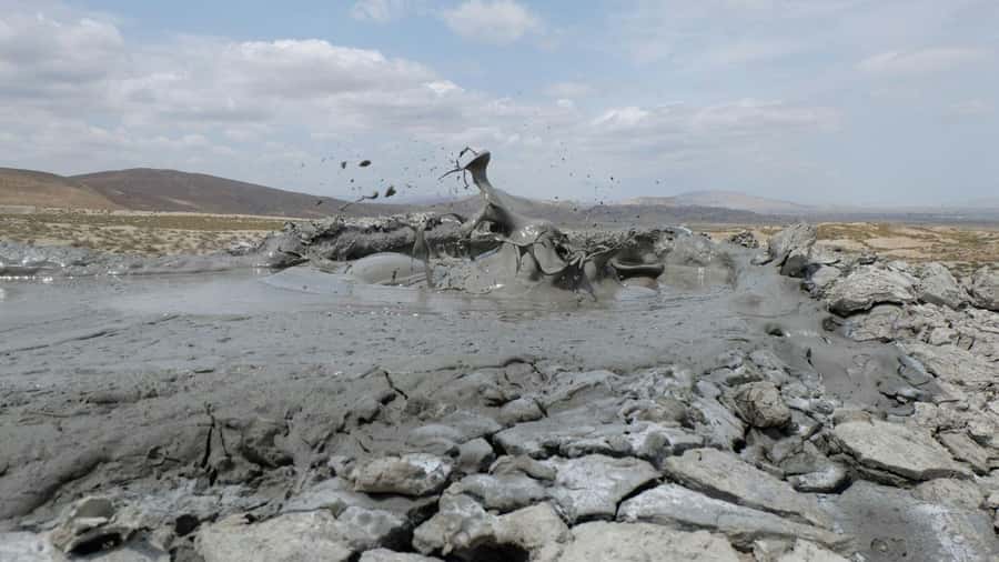 4-hr Gobustan & Mud Volcanoes Tour (Tickets Included) - What the guide adds to a short tour