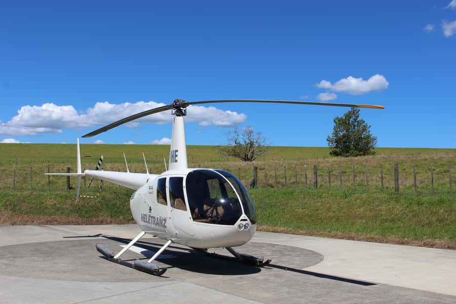 Auckland: 20min Helicopter scenic flight - City & Volcanoes - Auckland from above: Harbour Bridge, Chelsea, and the zoo