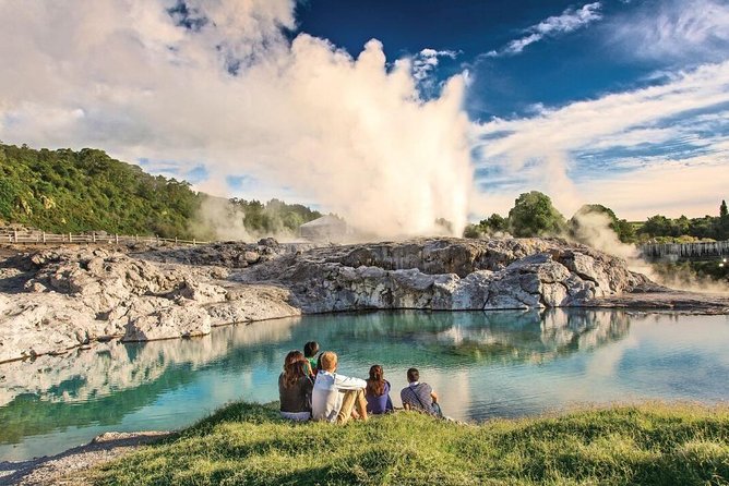Auckland to Hobbiton Movie Set and Rotorua's Geothermal Valley - Who should book this tour?
