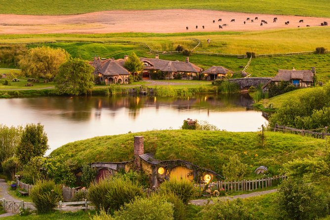 Auckland to Hobbiton Movie Set and Rotorua's Geothermal Valley - Should you book it?