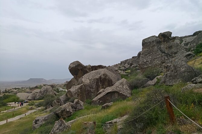 Baku: Gobustan, Mud Volcano, Fire Temple & Burning Mountain - Lunch in Baku: a useful pause, not a guaranteed inclusion