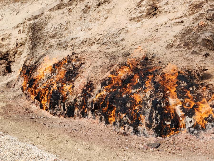 Baku: Gobustan, Mud Volcanoes, Ateshgah, and Yanardag Tour - Gobustan rocks: ancient drawings in a hard setting