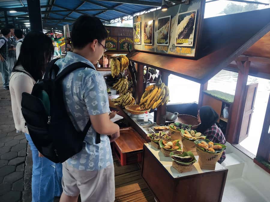 Bandung: Tangkuban Parahu Volcano, Waterfall & Culture Tour - Lunch and local food without a forced group menu