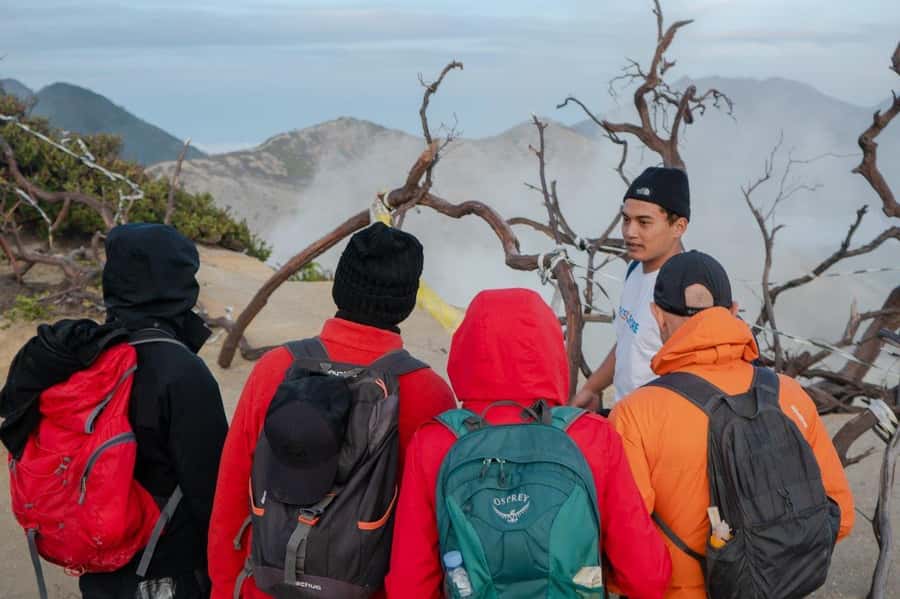 Banyuwangi/Bali: Ijen Crater Blue Fire & Sunrise Guided Tour - Why the Ijen night hike is worth the lost sleep