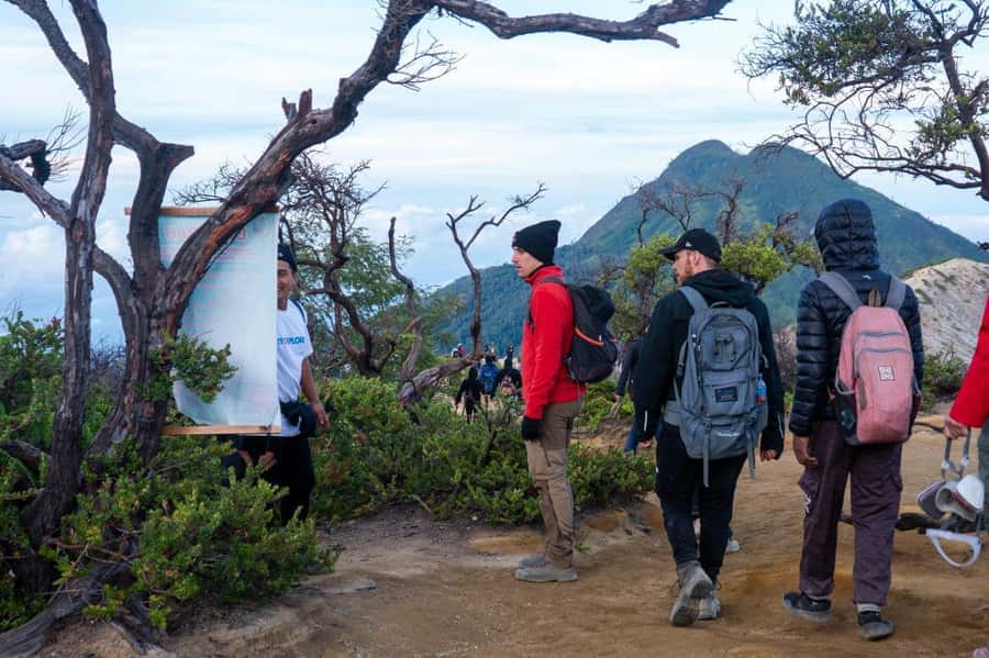 Banyuwangi/Bali: Ijen Crater Blue Fire & Sunrise Guided Tour - Seeing the blue fire below the crater rim