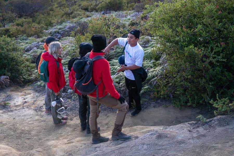 Banyuwangi/Bali: Ijen Crater Blue Fire & Sunrise Guided Tour - Sunrise at the turquoise acid lake