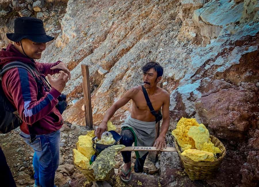 Banyuwangi/Bali: Ijen Volcano Midnight Blue Fire Guided Tour - The blue fire plan and its important limits