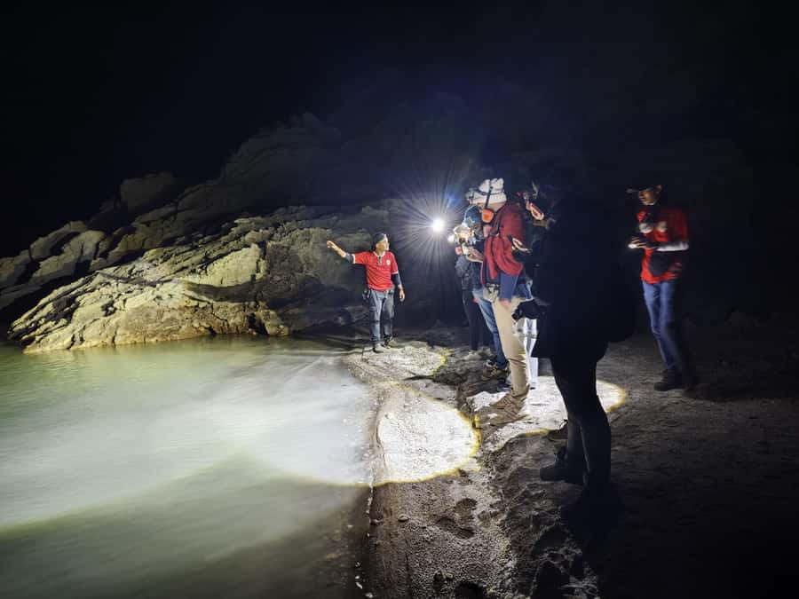 Banyuwangi/Bali: Ijen Volcano Midnight Blue Fire Guided Tour - Why arriving first matters