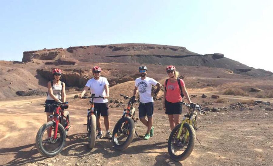 Caleta de Fuste/Corralejo: Guided E-Bike Tour & Crater Hike - The guide and group size