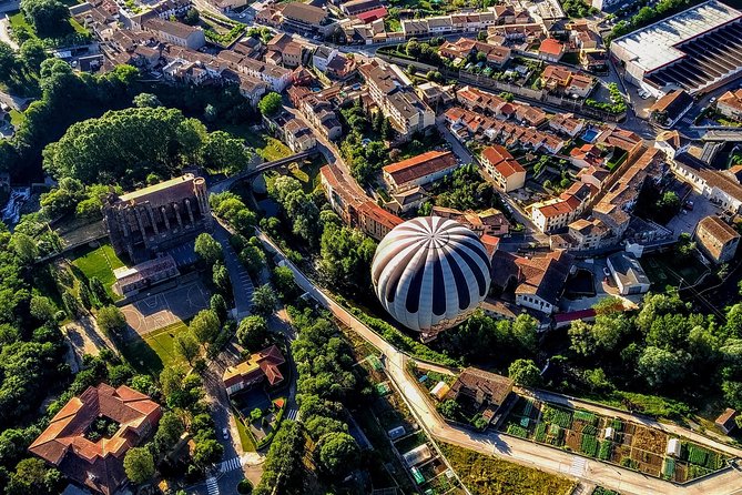 Catalonia Hot Air Balloon Ride and Breakfast over the Volcanoes of la Garrotxa - What the landing and pack-up involve
