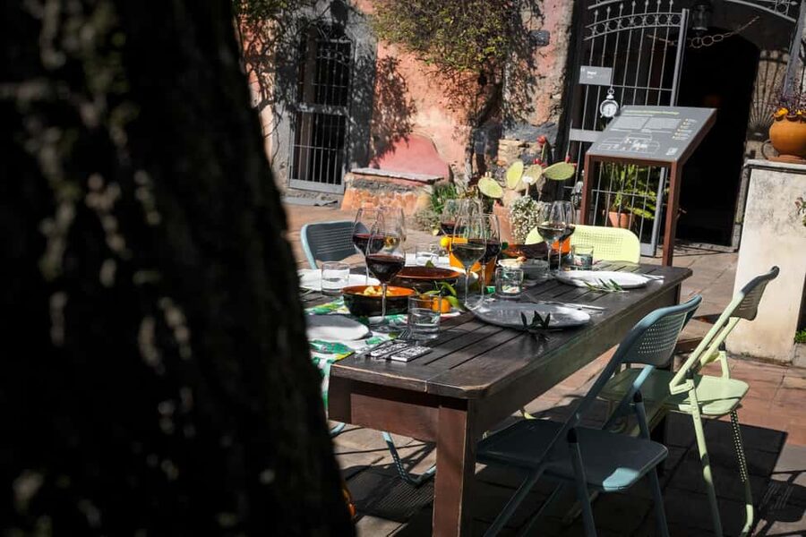 Catania: Etna Urban Winery Sicilian Lunch with Wine Tasting - The 1790 winery and the family story
