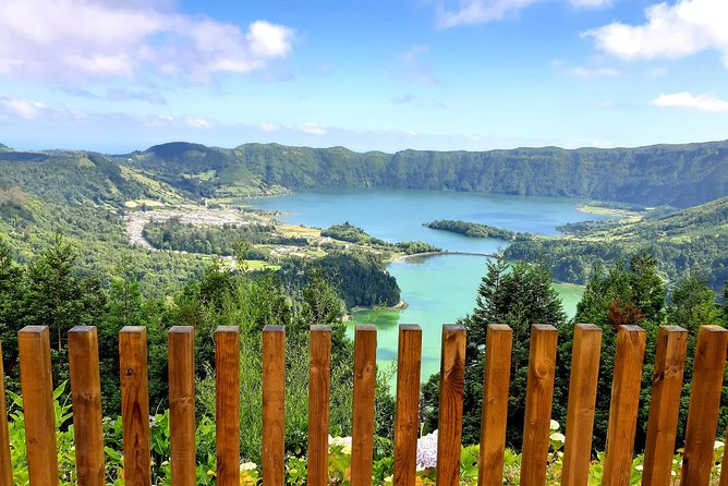 Cruise Travellers: Sete Cidades Volcano, The Blue & Green Lake - Guides, vehicle, and the group experience