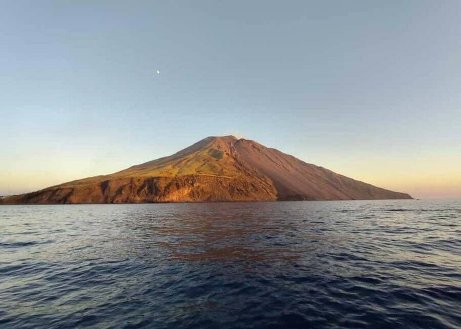 Da Lipari: Tour in Barca Panarea & Stromboli PICCOLO GRUPPO - Sunset, Strombolicchio, and the Sciara del Fuoco