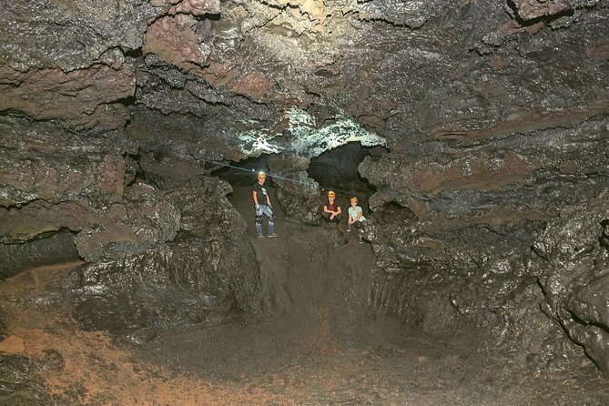 Discovery of the lava tubes 2004 of Piton de la Fournaise - Who will enjoy this experience most?