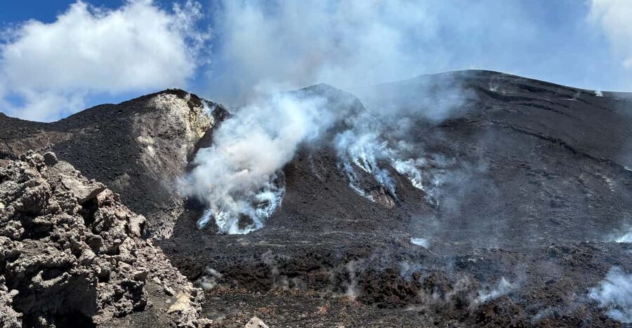 Etna excursion to 3000 mt. with cable-car and jeep 4x4 - Walking down toward Valle del Bove