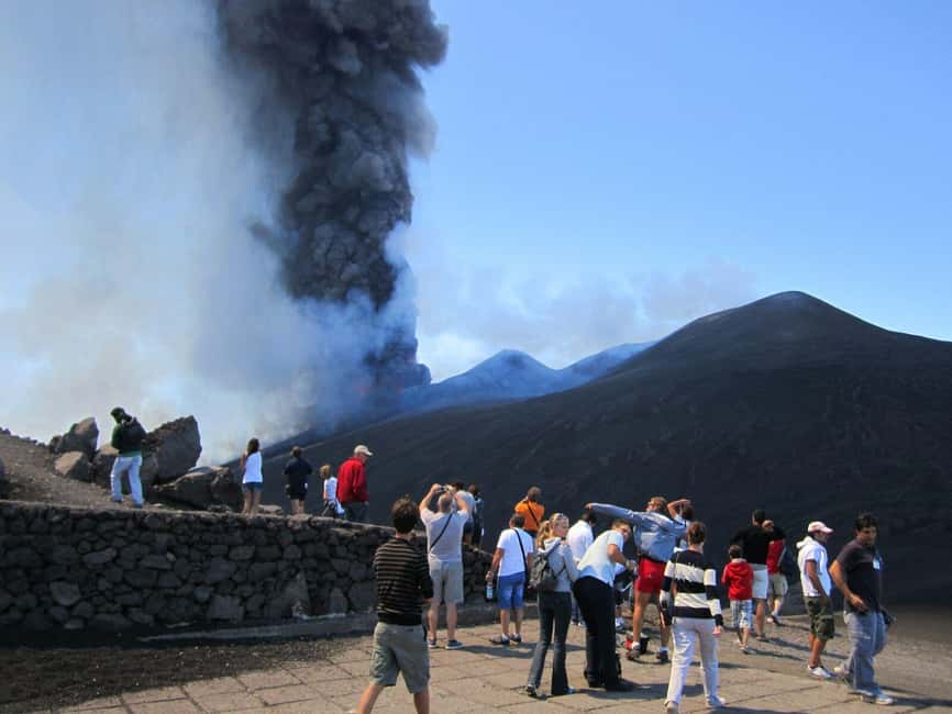 Etna: Jeep excursion and hike suitable for everyone. Free shoes and jacket - Meeting the 4x4 at the Etna parking area
