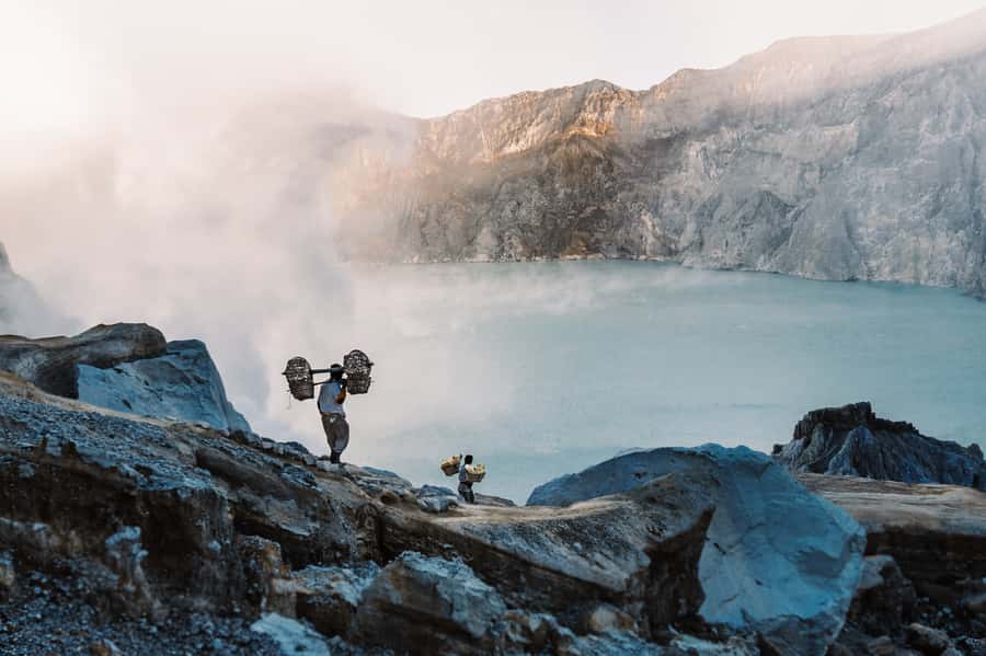 From Bali: 24-Hour Trip to Ijen Crater & Javanese Breakfast - Descending into the sulfur crater