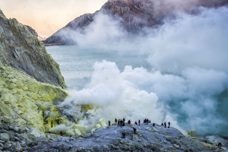 From Bali: 24-Hour Trip to Ijen Crater & Javanese Breakfast - Sunrise beside the world’s largest acid lake
