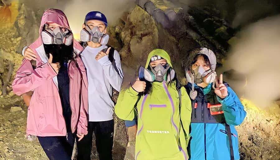 From Bali: Ijen Crater Overnight Volcano Trip with Sunrise - Reaching Kawah Ijen before dawn