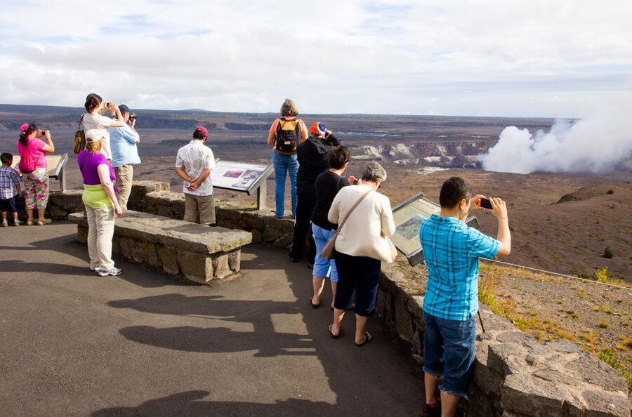 From Big island-Volcanoes & waterfall tour in a small group - A six-hour route from Hilo to the volcanoes