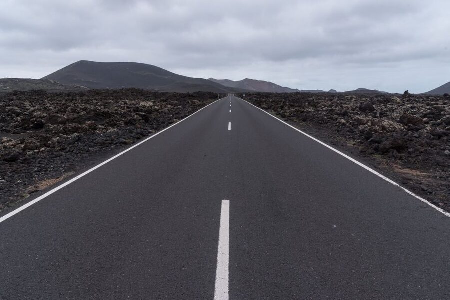 From Fuerteventura: Lanzarote Volcano and Wine Region Tour - El Golfo and the green lagoon