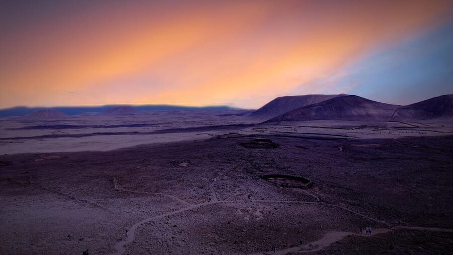 From Fuerteventura: Sunset Hike at Volcano with Scenic Views - The short climb to the volcano