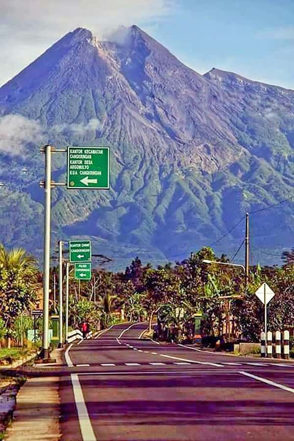 From Jakarta : Volcano, Tea & Rice Fields, Hot Spring - Lunch in Bandung and the value of a local meal