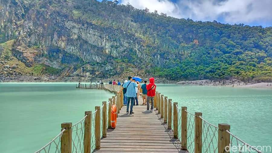 From Jakarta : White Crater , Pinisi Lake , Tea Plantation - The real question is the Jakarta driving time
