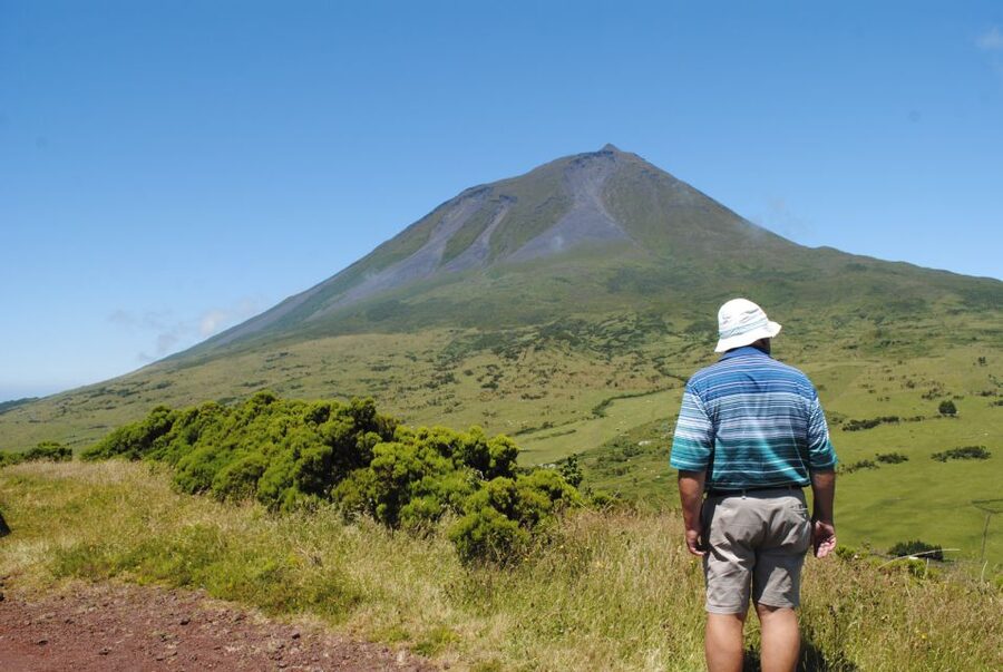 From Madalena: Pico Volcanoes and Lakes Guided Day Tour - Inside Casa dos Vulcões