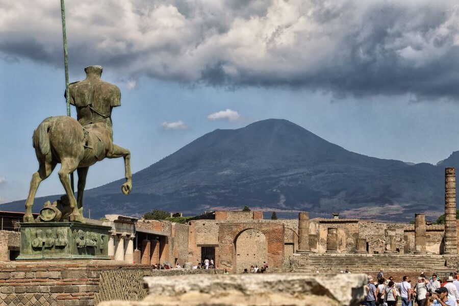 From Naples: Guided Pompei & Mount Vesuvius with Pizza Lunch - The bus schedule and the shape of the day