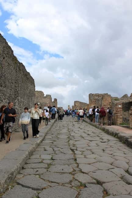 From Naples: Pompeii and Vesuvius Tour with Lunch Included - Returning to Naples, with pizza as an optional finale