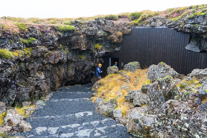 From Reykjavík: The Lava Tunnel tour with Round-trip Transfer - Entering the tunnel and seeing the first formations
