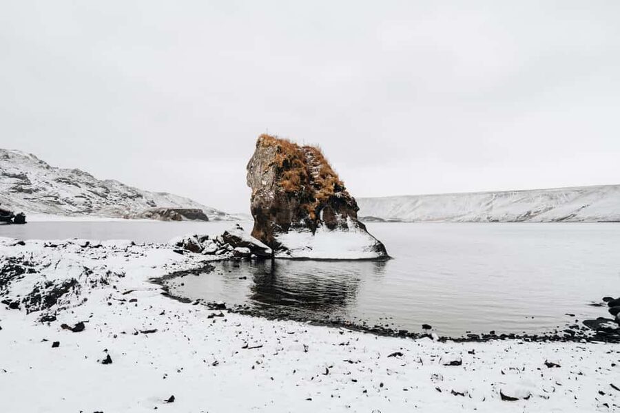 From Reykjavik: Volcanic Peninsula & Grindavik Minibus Tour - Kleifarvatn: a dark lake with a curious story