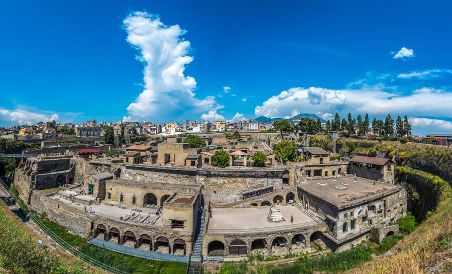 From Sorrento: Pompeii by Train with Vesuvius & Guided Tour - Riding the train from Sorrento to Pompeii