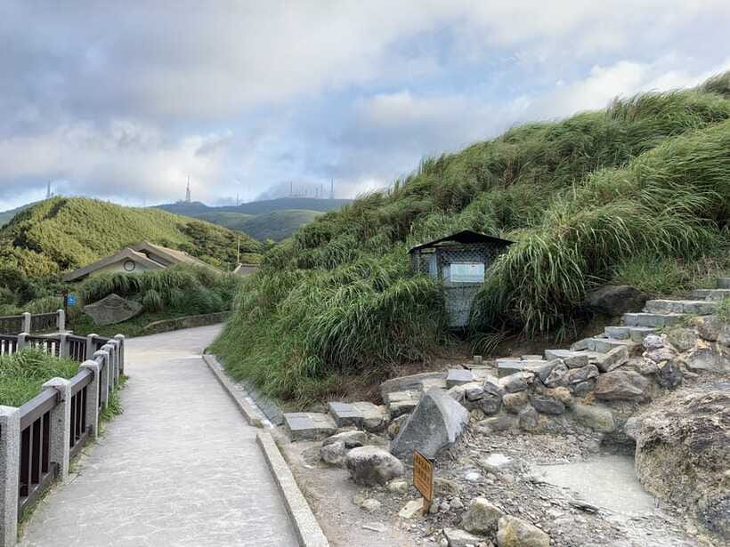 From Taipei: Private Yangmingshan Volcano and Nature Tour - The 25-minute walk to Qingtiangang