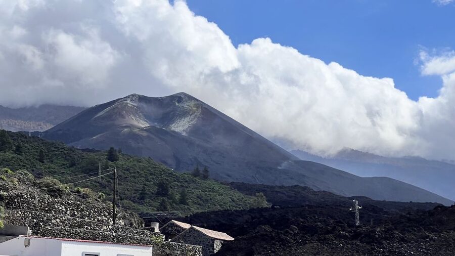 From Tenerife: Day Trip to La Palma Volcanic Landscapes - El Paso is the breathing space