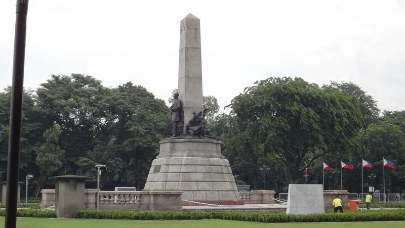 Full-Day Manila City, Tagaytay Taal Volcano and Lake Tour - The Manila American Cemetery and Makati drive