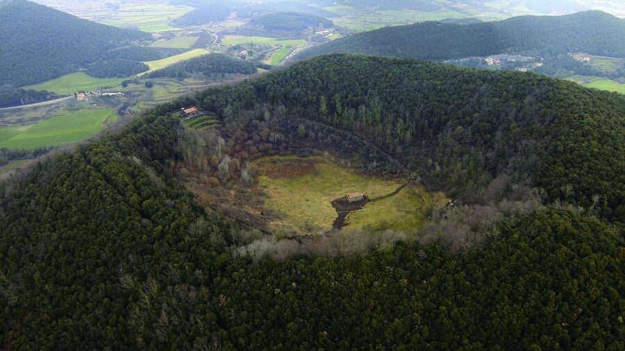 Girona: Volcano Area, Besalú, and Banyoles Lake Tour - Why this day trip earns its 4.9 rating