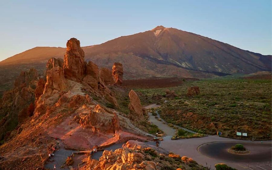Guided tour of Roques de Garcia - Teide National Park - Meeting at Mirador de La Ruleta