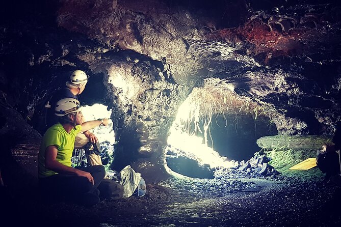 Guided tour of the 2004 lava tunnels - Starting on the Route des Laves