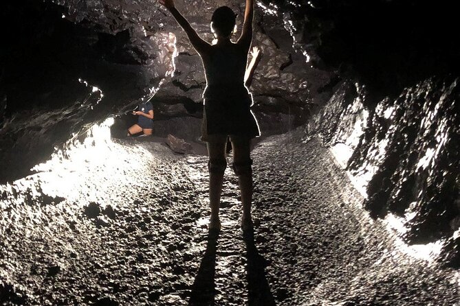 Guided tour of the 2004 lava tunnels - Entering the dark volcanic passage