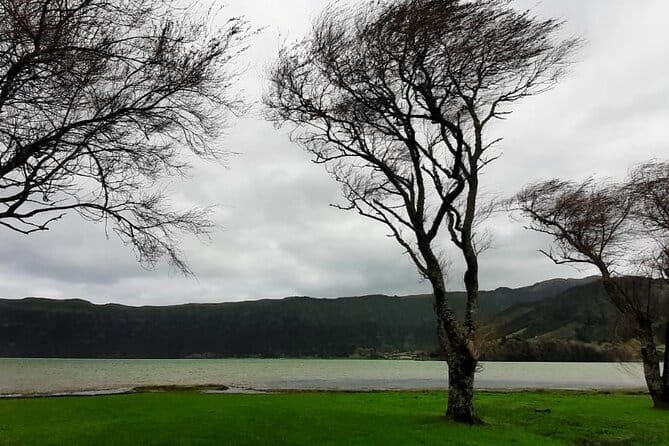 Guided Visit to the Crater and Volcano of Lagoa das Sete Cidades - Ponta do Escalvado and the Atlantic finish