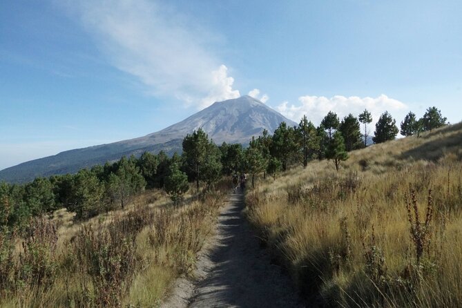 Hiking in Iztaccihuatl Volcano - Paso de Cortés and the first volcano views