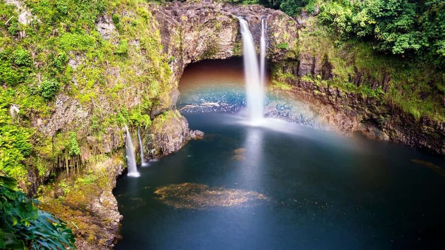 Hilo: Kilauea Fissure 8 Hiking, Volcanoes and Waterfalls - Chain of Craters Road puts the volcano in perspective