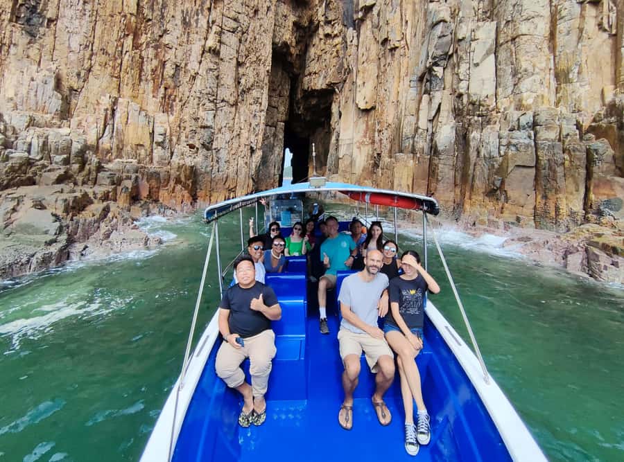Hong Kong: Geopark Four Sea Arches Volcano Sightseeing Tour - Meeting in Sai Kung and getting on the boat