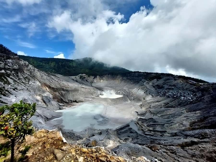 Jakarta: Bandung Volcano Day Tour - Tangkuban Perahu and its steaming crater
