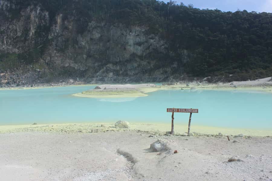 Jakarta Tour: White Crater, Pinisi Resto , Hotspring - Kawah Putih, the volcanic lake with shifting color