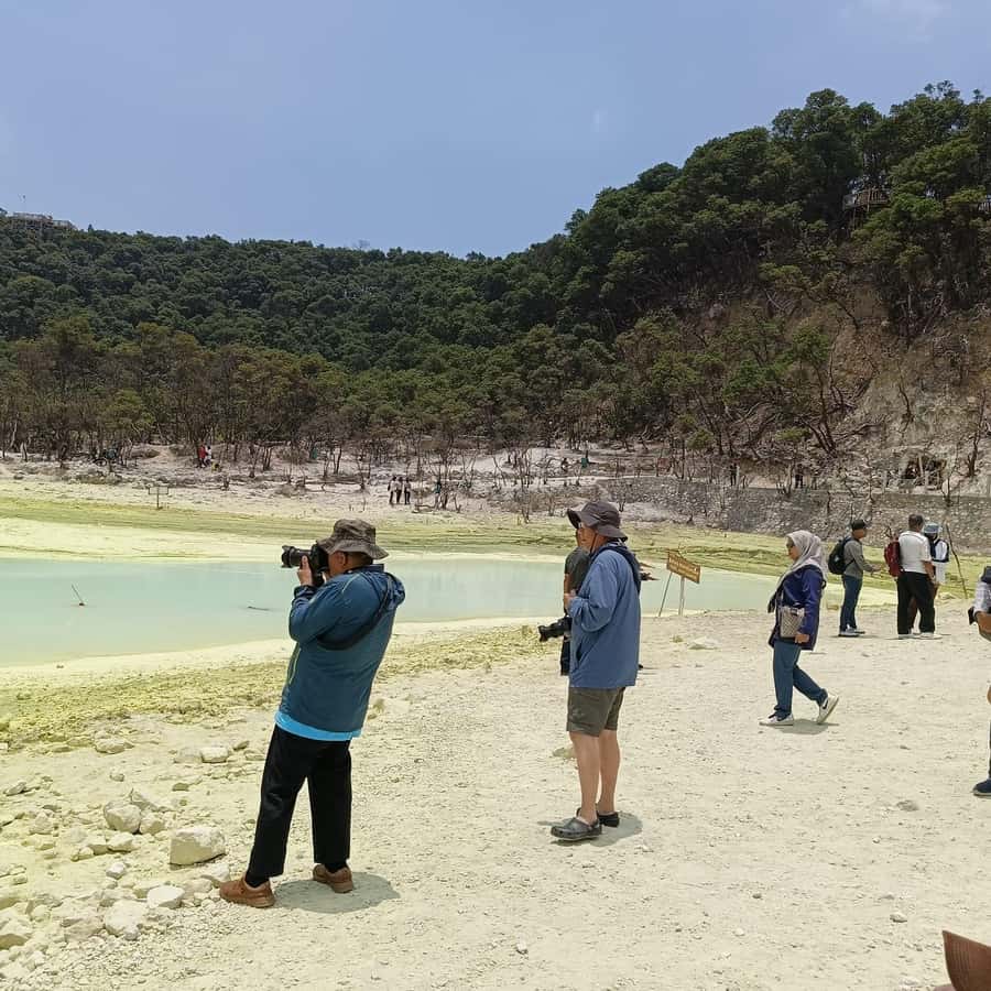 Jakarta Tour: White Crater, Pinisi Resto , Hotspring - Coffee and snake fruit, two small local tastes