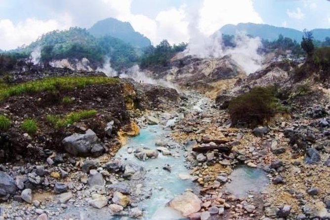 Jungle Tracking & Volcano Crater - The rainforest hike to Ratu Crater