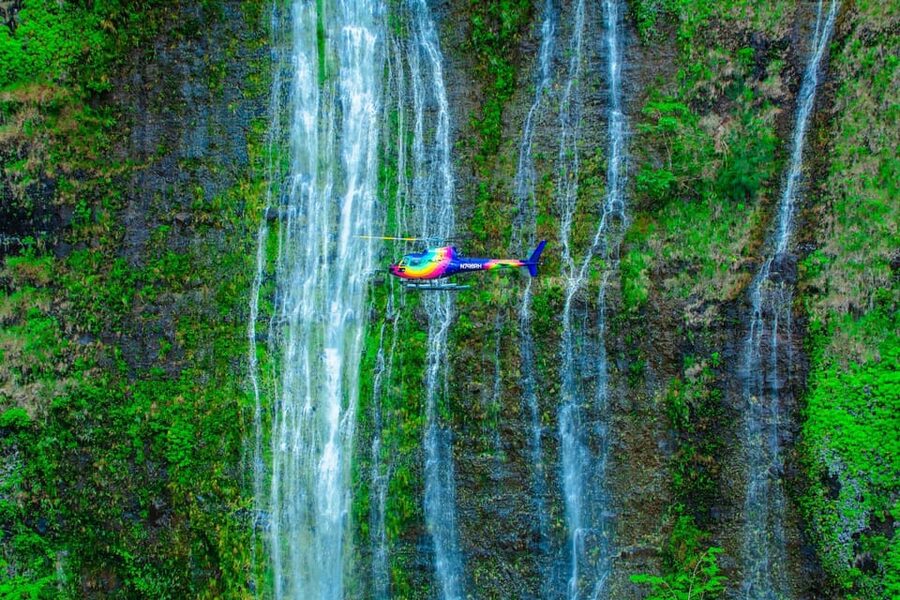 Kailua-Kona: Kohala, Volcanoes and Waterfall Helicopter Tour - Starting at Kailua Bay with reef and open water below